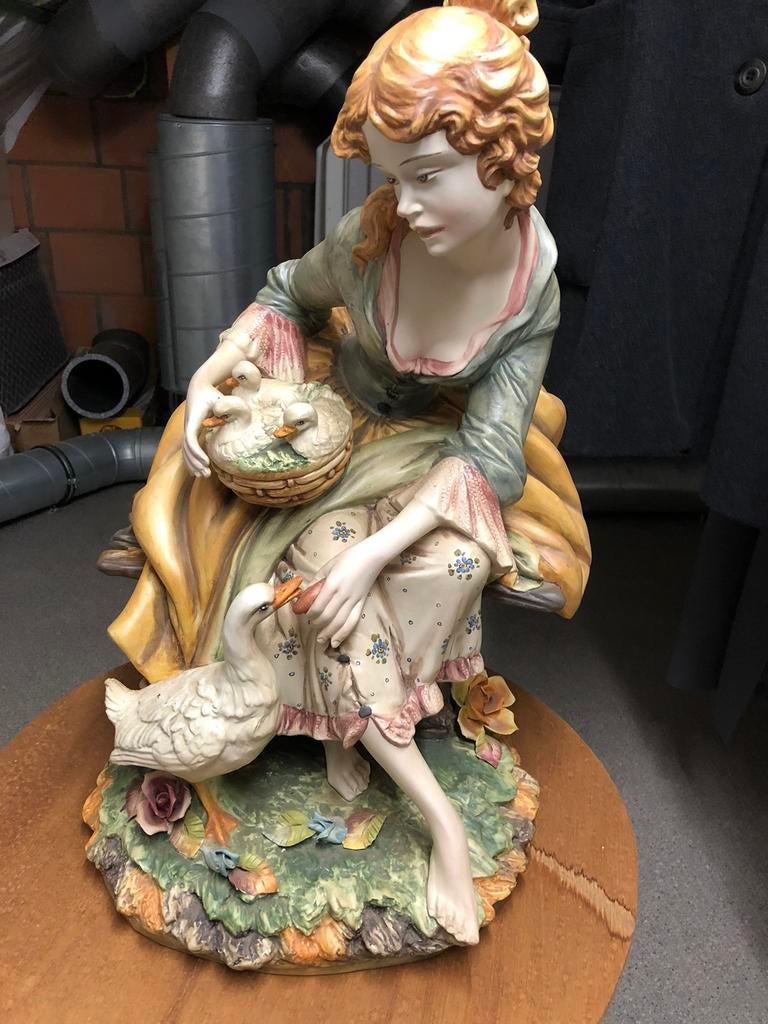 Vrouw met eend, porselein! 56 cm hoog, Ophalen, Zo goed als nieuw