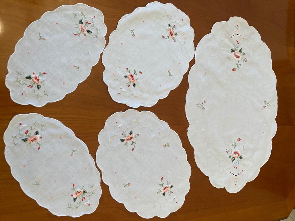 Lot de 5 napperons ovales brodés vintage, Enlèvement ou Envoi, Comme neuf