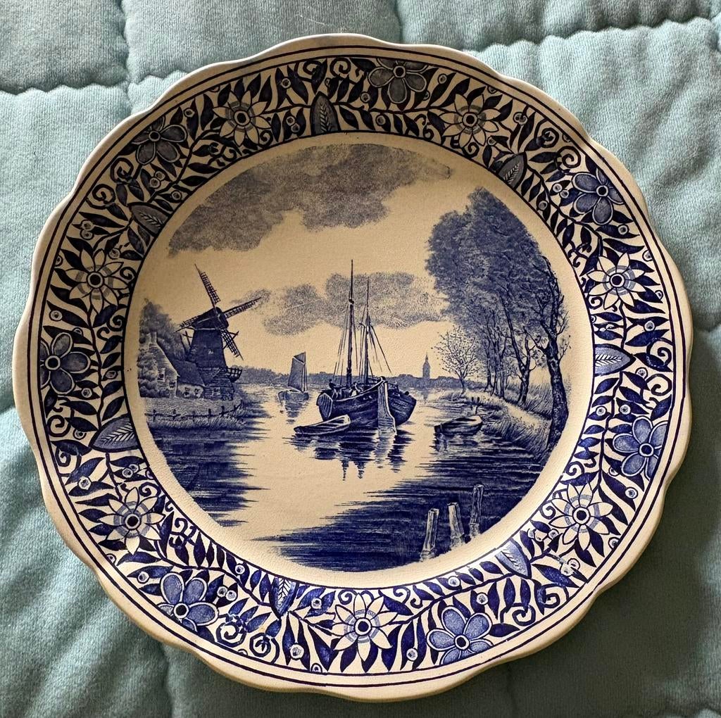 Antiek Boch Frères bord – decor “Delft” – ca. 1900 - 34cm, Antiek en Kunst, Ophalen