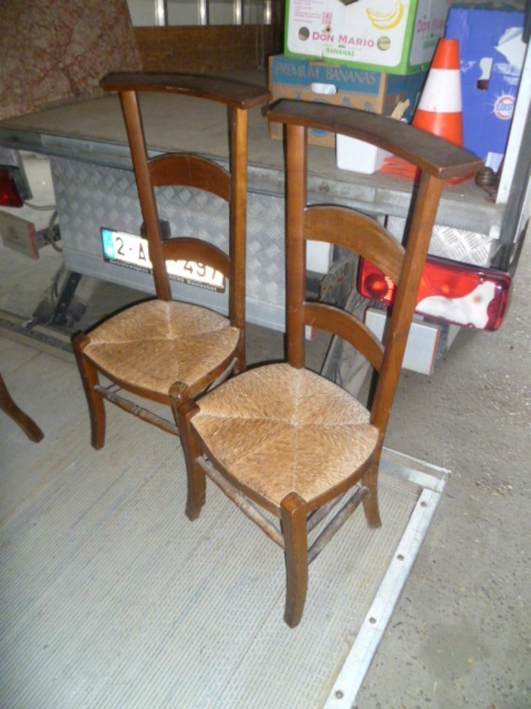 2 OUDE KERKSTOELEN, Enlèvement
