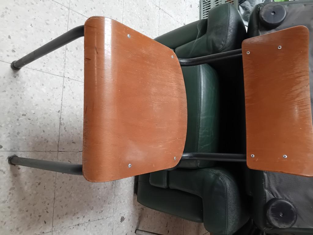 Schoolstoel met zwart onderstel in metaal, Ophalen