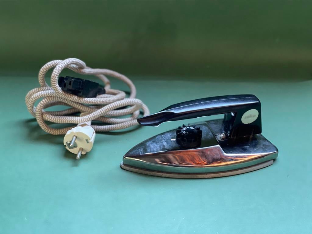 Twee Retro Reisstrijkijzers (Calor & National) – Vintage, Elektronische apparatuur, Strijkijzers en Strijkplanken, Ophalen of Verzenden