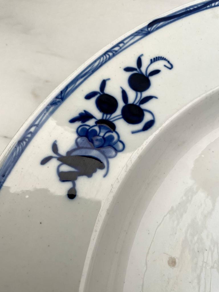 Très Grand Plat en Porcelaine Tendre de Tournai – Marqué R 3, Enlèvement ou Envoi
