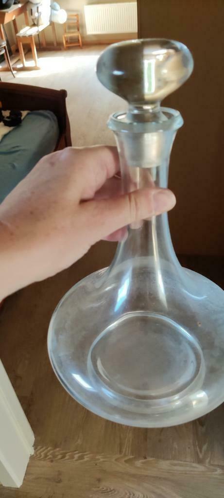Carafe et coupe à vin, Enlèvement