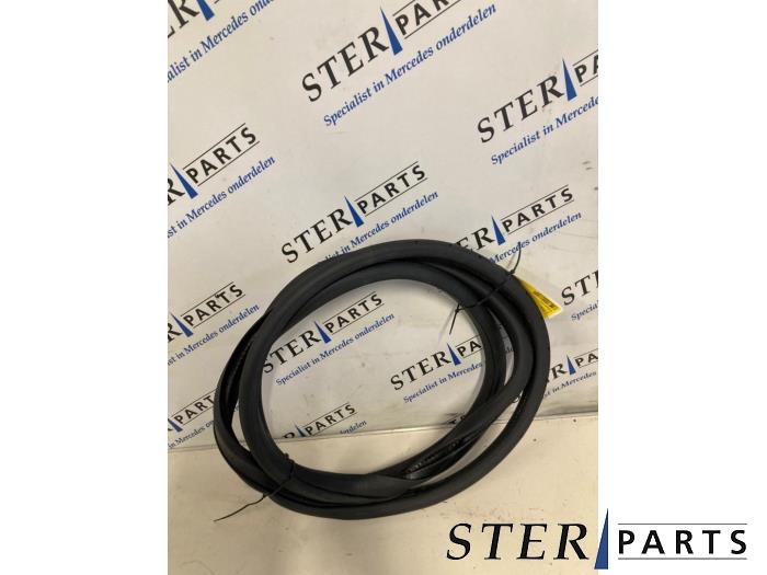 Portierrubber 4Deurs links-achter van een Mercedes B-Klasse, Gebruikt, -, Ophalen of Verzenden, -