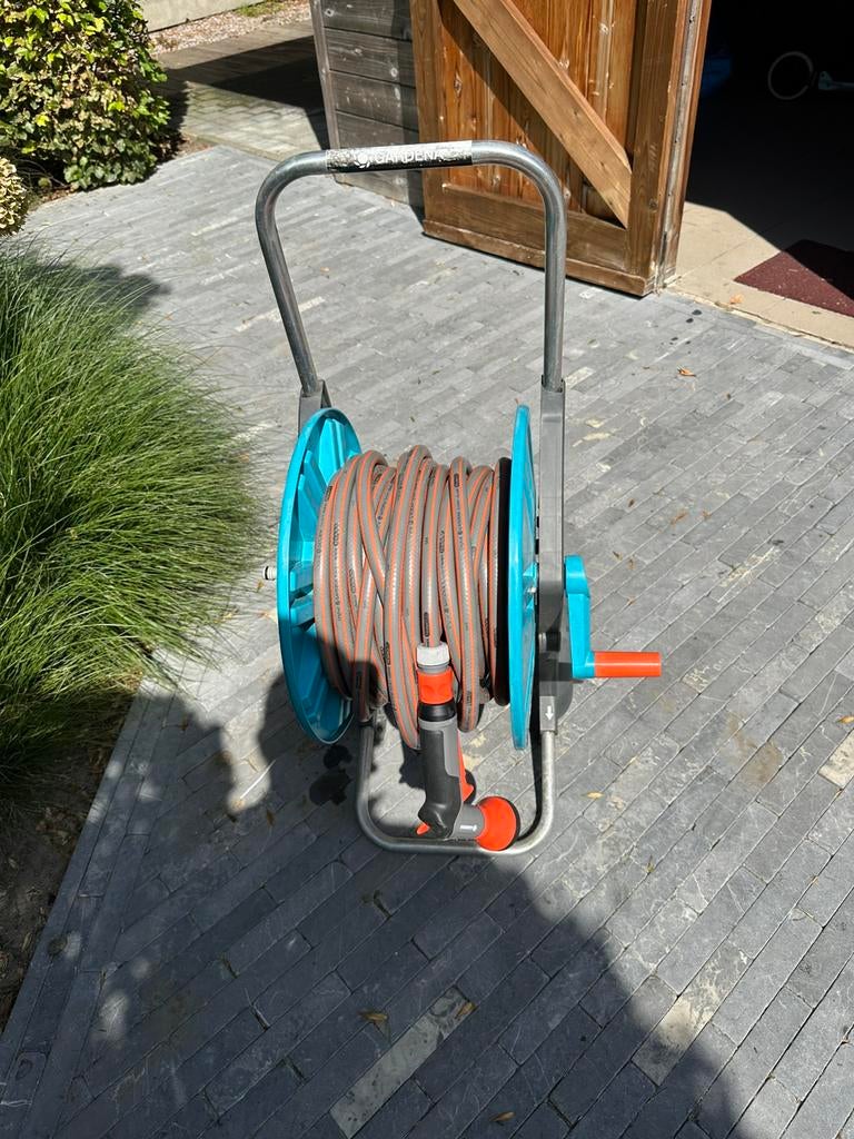 Tuinslang op wieltjes van het merk Gardena., Tuin en Terras, Bewateringscomputers, Ophalen, Zo goed als nieuw