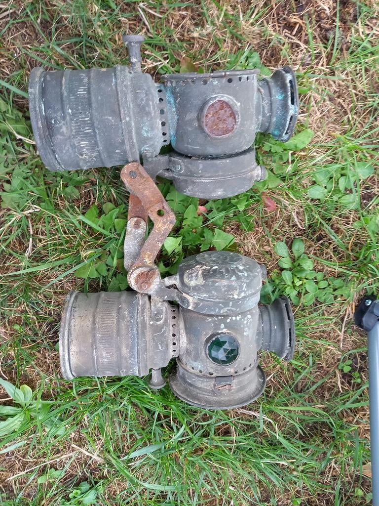 Oude antieke fietszadels en carburlampen, Ophalen, Gebruikt