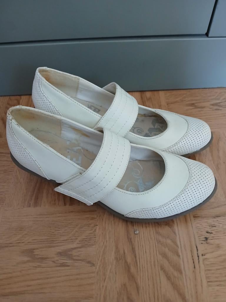 Schoenen maat 39, Ophalen, Schoenen met lage hakken, Zo goed als nieuw, Wit