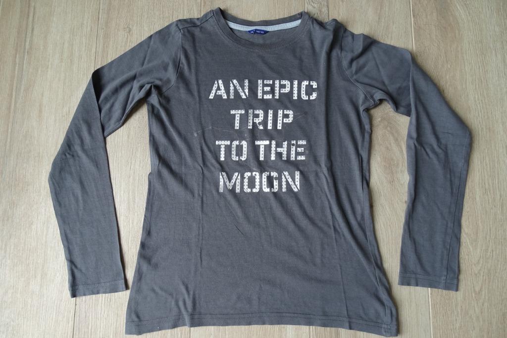 Grijze longsleeve 'an epic trip to the moon' maat 146 / 152, Kinderen en Baby's, Kinderkleding | Maat 146, Gebruikt, Ophalen of Verzenden