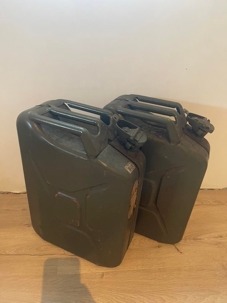 2 jerrycans, Verzamelen, Ophalen