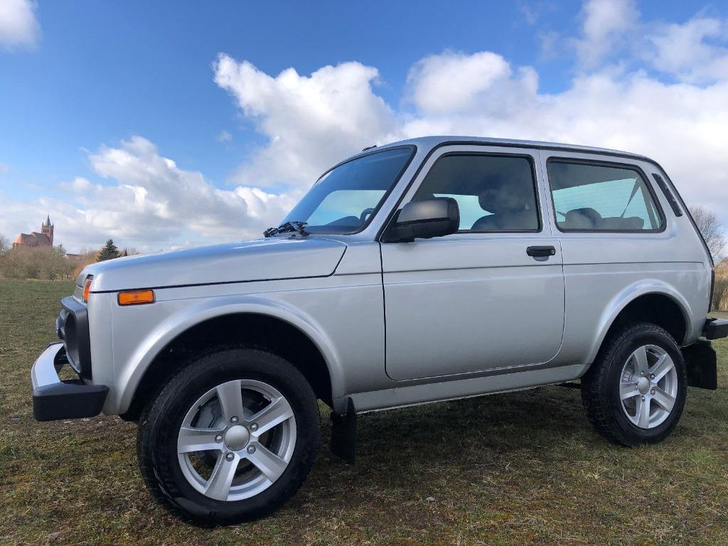 NIVA 4X4  BANDEN VELGEN ONDERDELEN ENZ ALLES VR NIVA TE KOOP, Auto's, Euro 5, Stof, Niva, Zwart