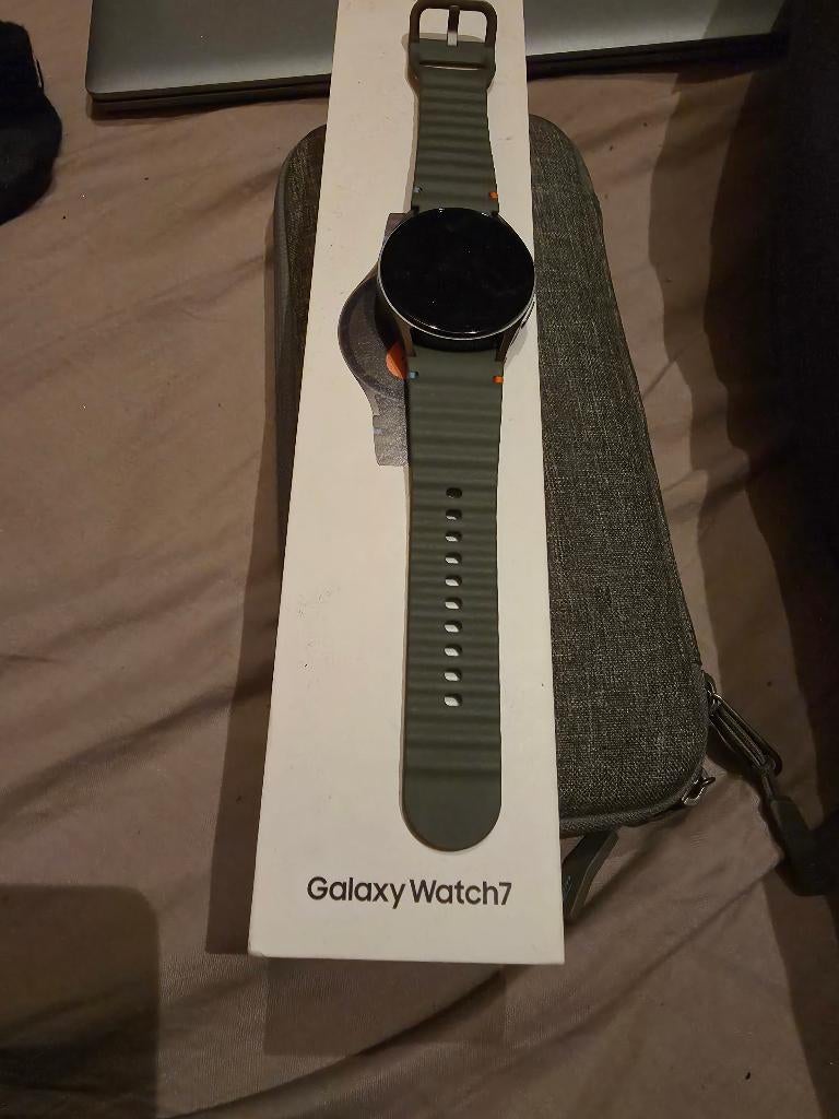 Vend montre connecte salsubg galaxy watch 7, Gris, Comme neuf, Enlèvement, Samsung