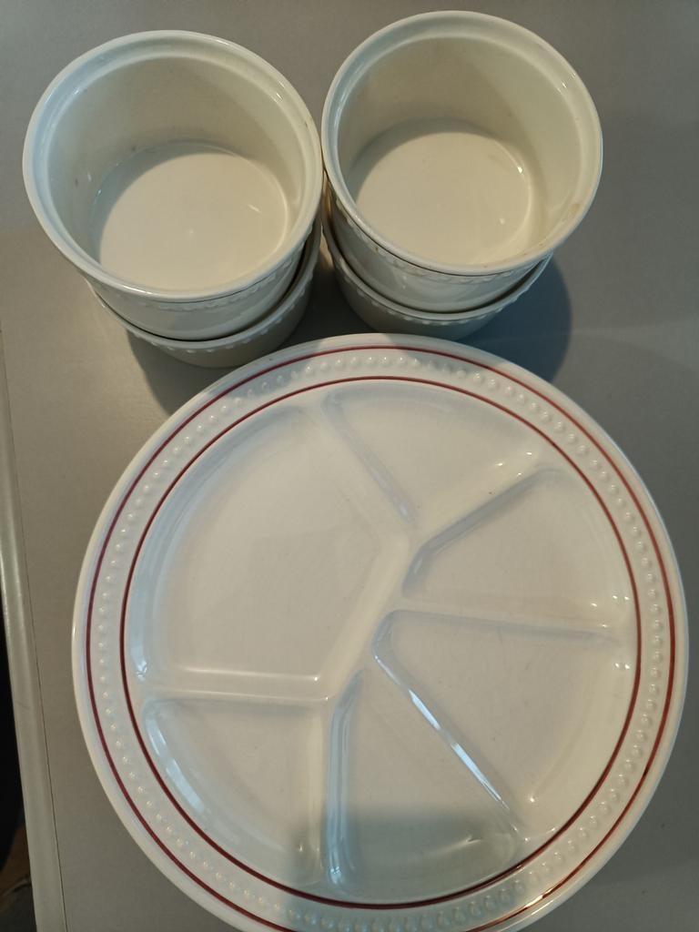 6 assiettes à compartiments et 4 ramequins, Enlèvement, Utilisé