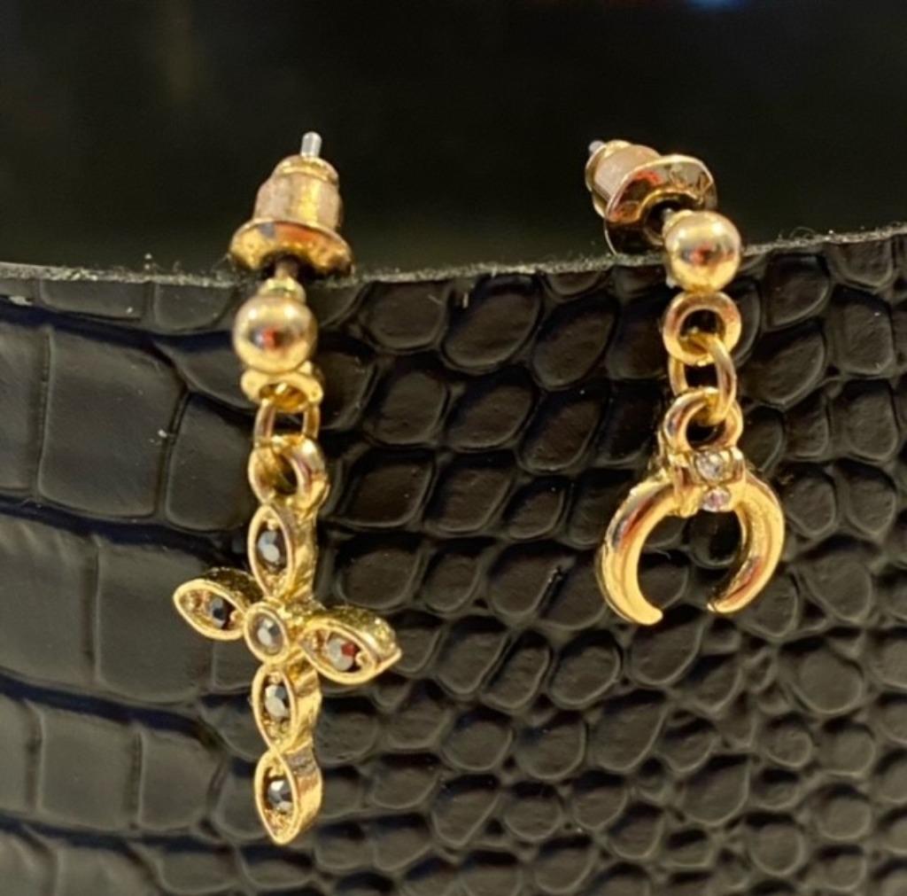 Goudkleurige oorbellen met kruis en hanger, Ophalen of Verzenden, Zo goed als nieuw, Goud, Hangers