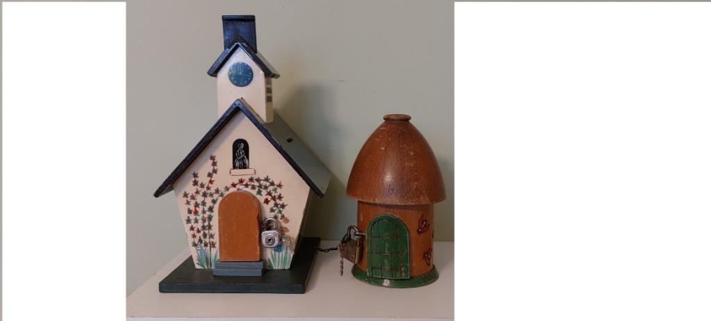 2 Charmante oude spaarpotten houten kerkje en bijenkorf slot, Verzamelen, Ophalen of Verzenden, Gebruikt, Hout, Object of Gebouw