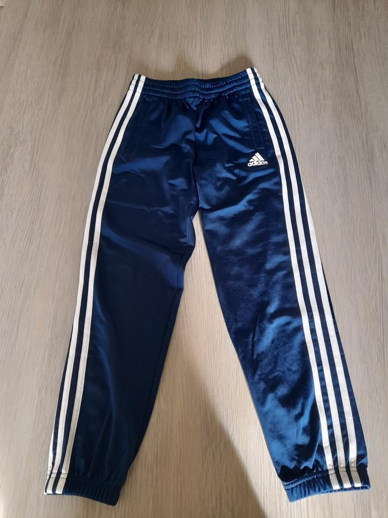 Donkerblauwe trainingsbroek Adidas 140 ( nieuw), Broek, Adidas, Jongen of Meisje, Nieuw