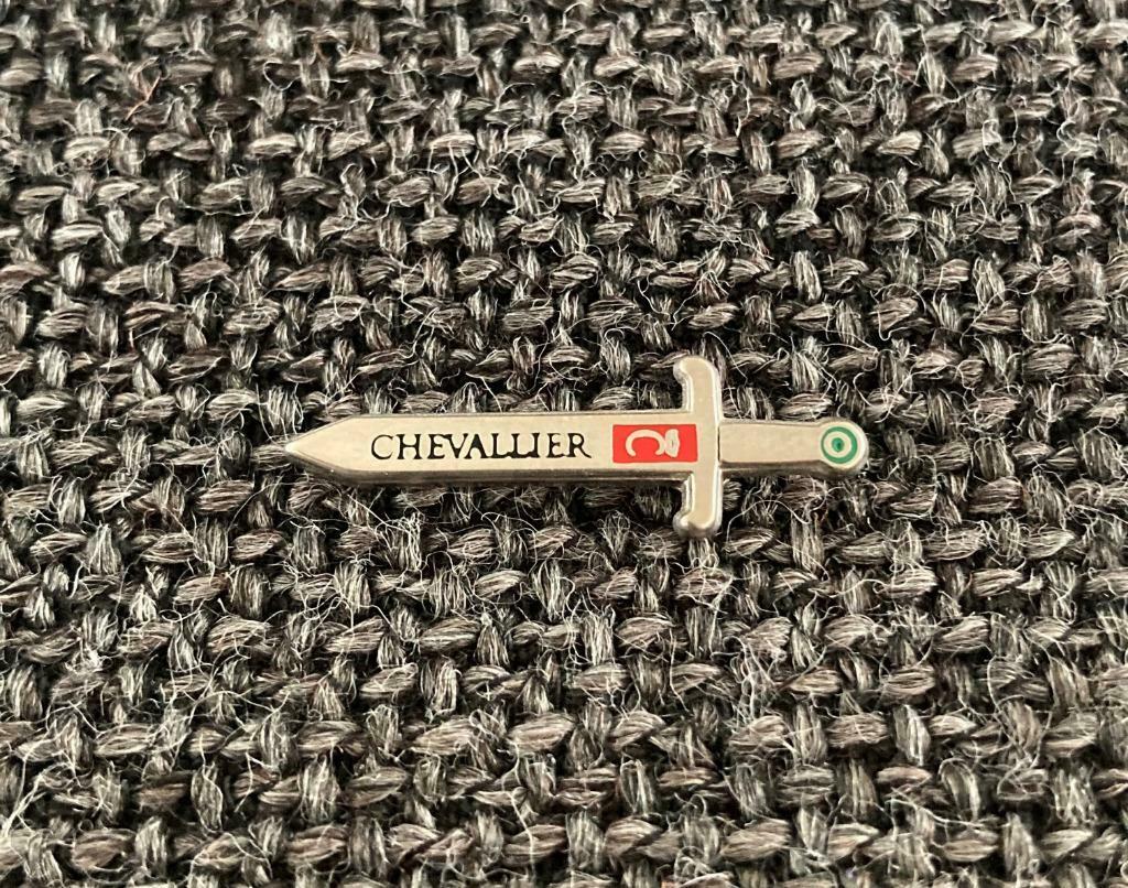 PIN - CHEVALLIER - SWORD - SABEL - SABRE - EPEE - ZWAARD, Verzenden, Zo goed als nieuw, Overige onderwerpen, Speldje of Pin