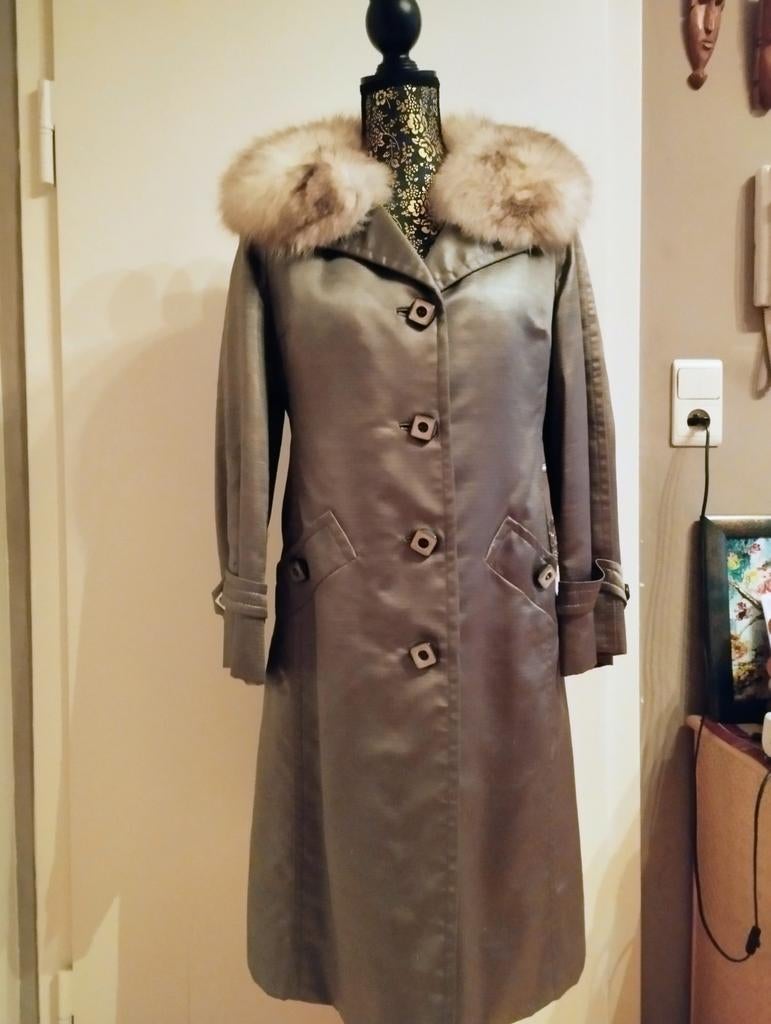 Manteau fait par couturier col et intérieur en fourrure, Comme neuf
