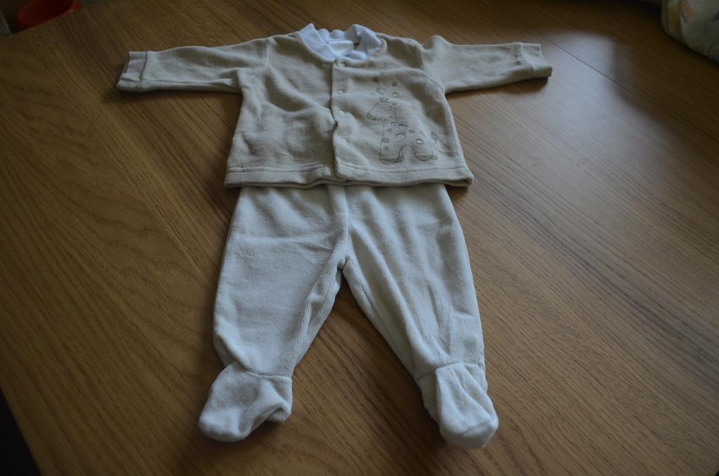 Pyjama met giraffe beige/ecru 1 maand, Nacht- of Onderkleding, Jongetje of Meisje, Ophalen of Verzenden, H&M.