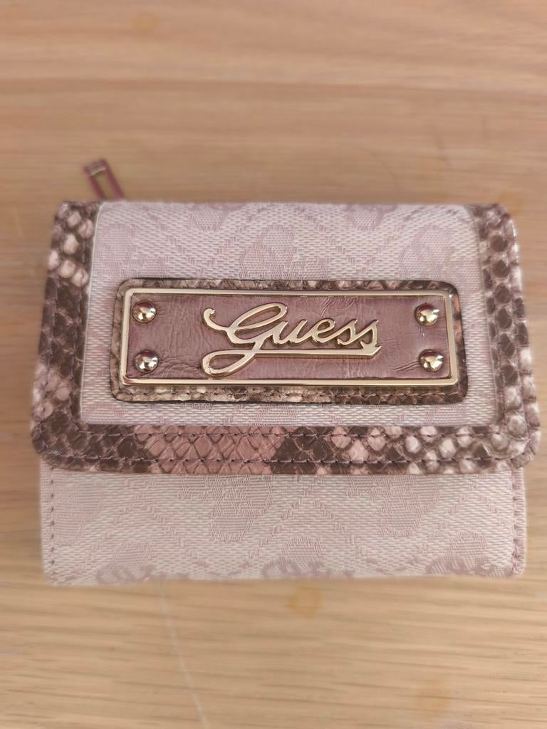 Portefeuille Guess rose poudré chic élégant féminin, Handtassen en Accessoires, Portemonnees, Guess, Roze, Ophalen