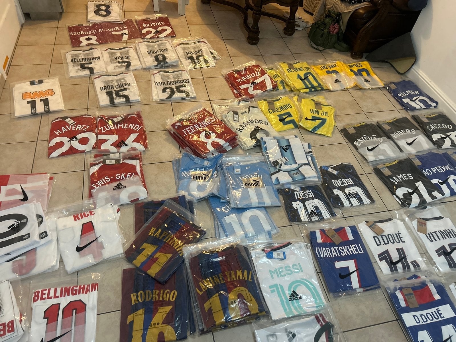 Football jersey all size M and S all available 25€, Livres, Enlèvement ou Envoi, Comme neuf