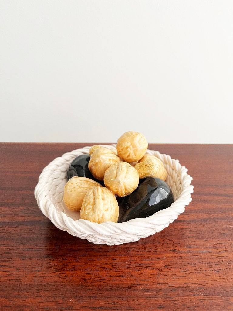 Corbeille en poterie de style Bassano en majolique avec noix, Enlèvement ou Envoi