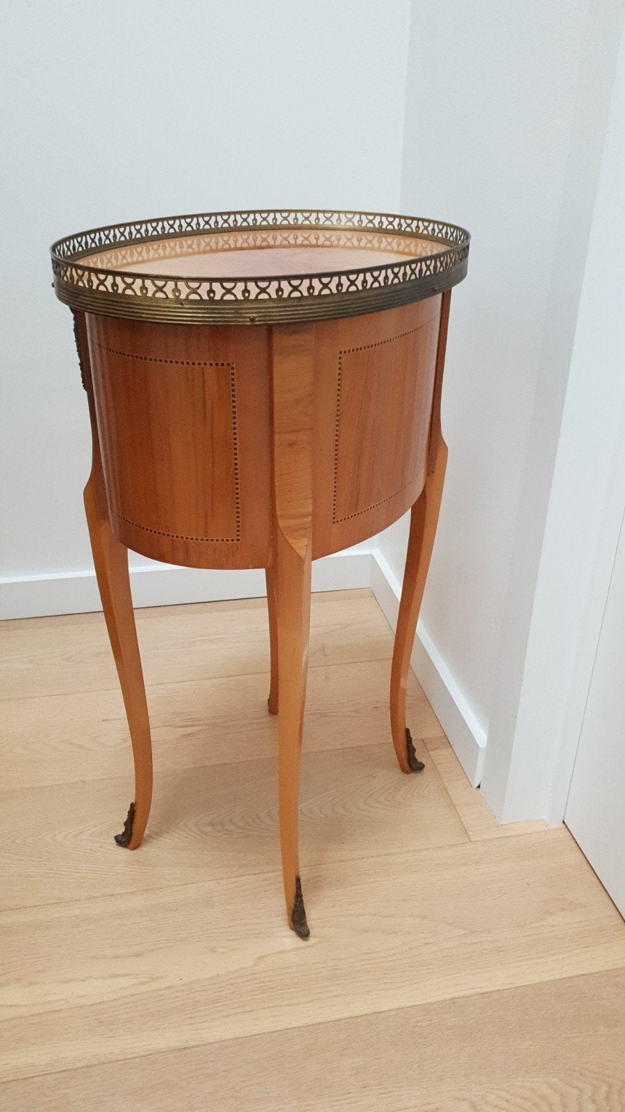 vintage bijzettafel/nachtkastje, Ophalen