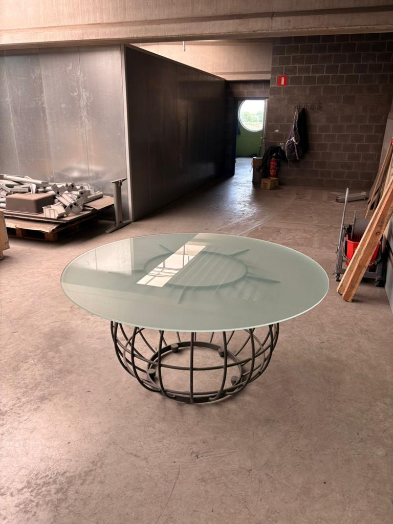 Table design artisanale avec plateau en verre, Maison & Meubles, Tables | Tables de salon, Enlèvement, Comme neuf, Ovale, Verre