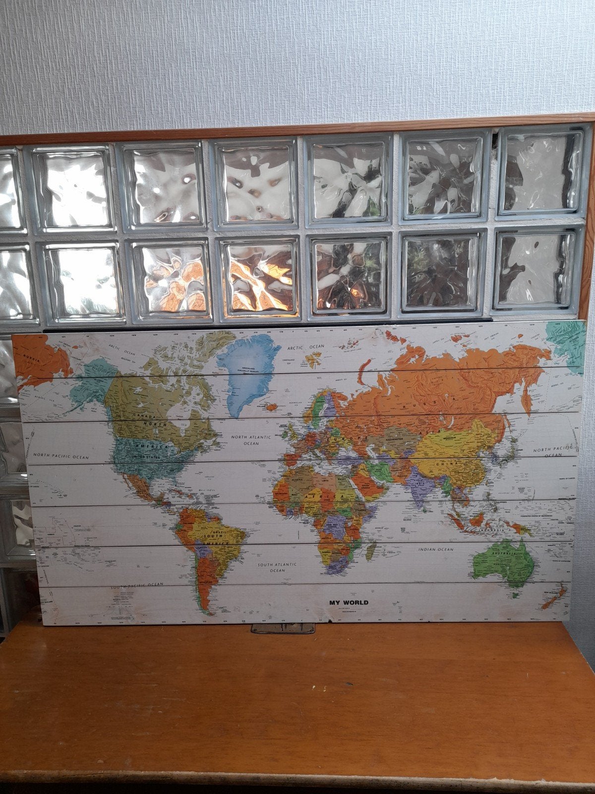 Wereldkaart op hout, Ophalen