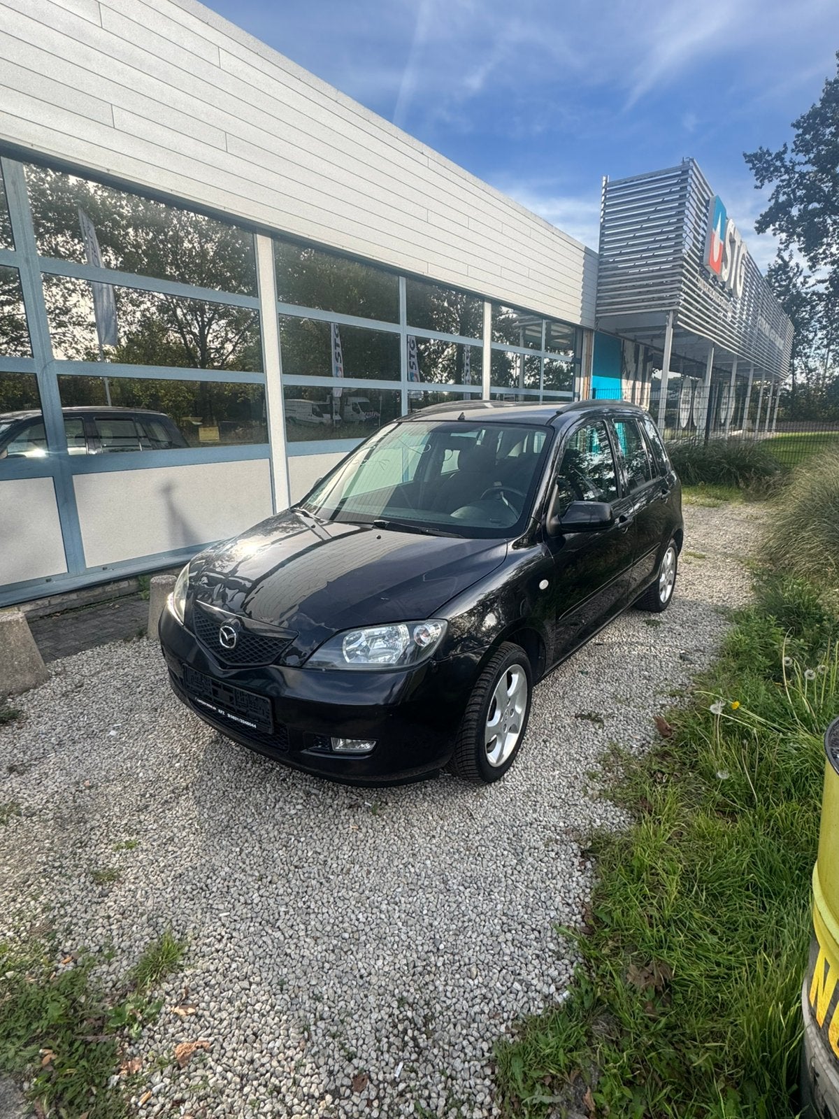 Mazda 2 benzine met keuring verkoop en garantie, Auto's, 4 deurs, Stof, 50 kW, Zwart