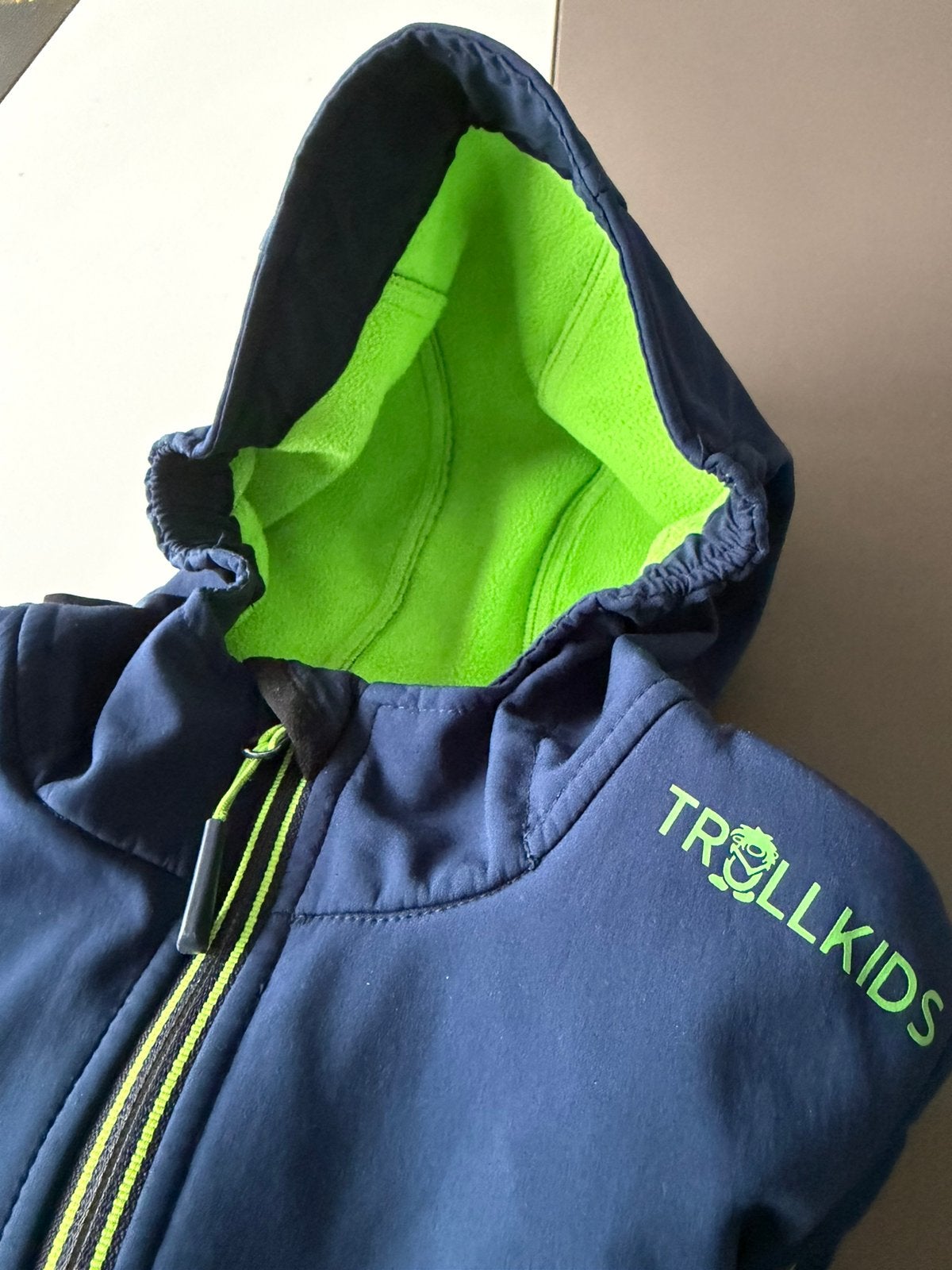 Trollkids softshell jas 128, Kinderen en Baby's, Ophalen, Zo goed als nieuw, Jas