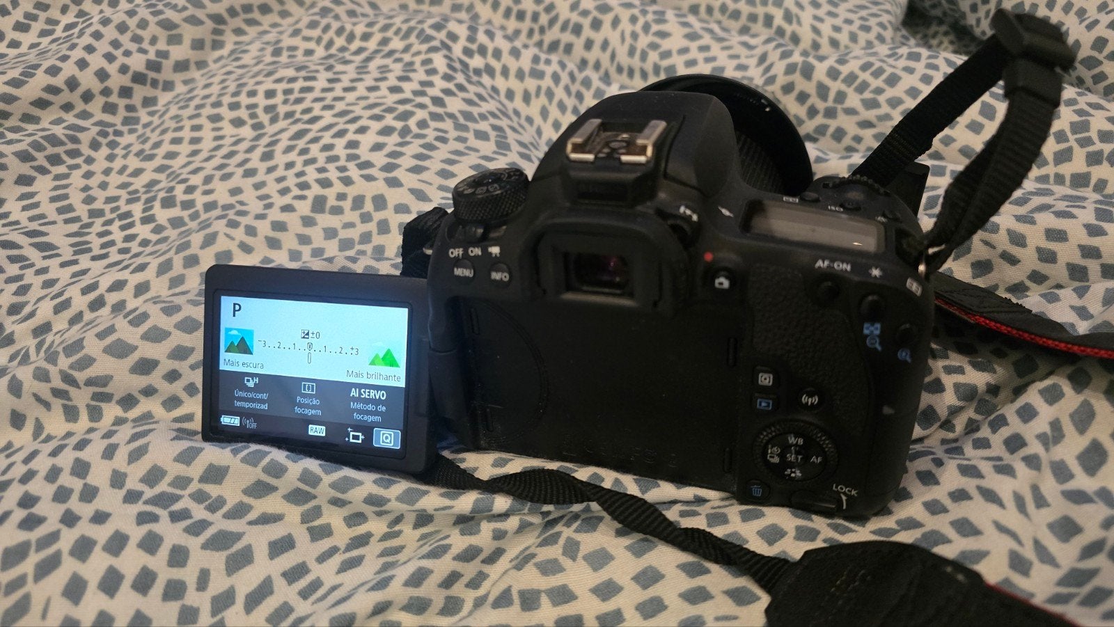 Canon 77D dslr (18-135mm usm nano + 50mm1.8), TV, Hi-fi & Vidéo, Canon, Comme neuf, Enlèvement, 135 mm