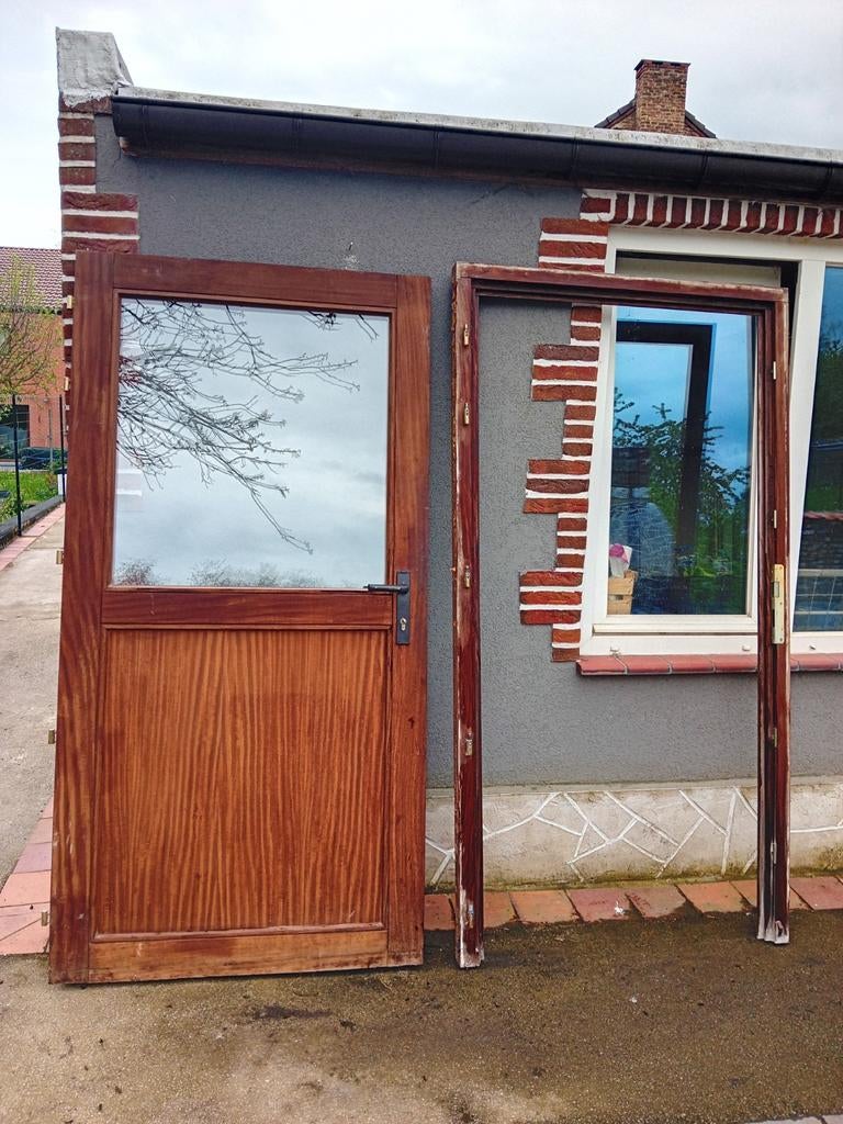 Porte en bois merenti, Hout