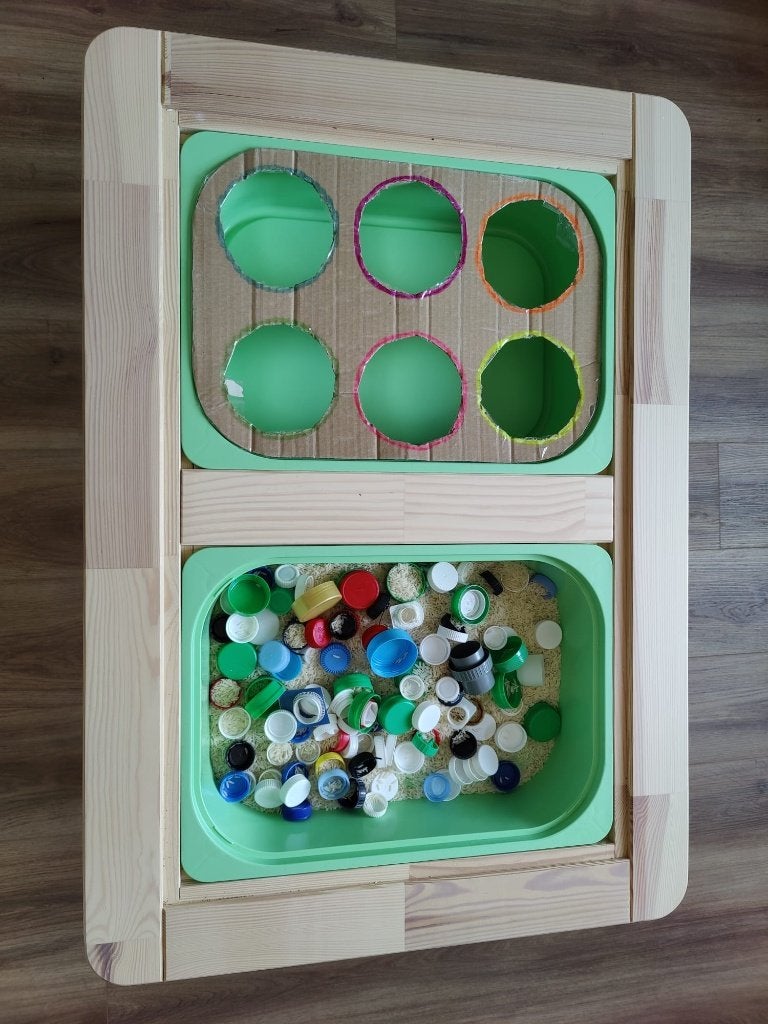 Flisat kindertafel ikea 83x58 cm + 2 lichtgroene bakken -, Kinderen en Baby's, Ophalen, Zo goed als nieuw, Tafel(s)