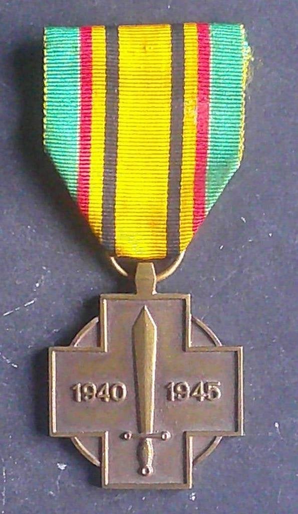 Médaille belge sur ruban du militaire combattant 1940-1945, Collections, Envoi, Armée de terre, Ruban, Médaille ou Ailes