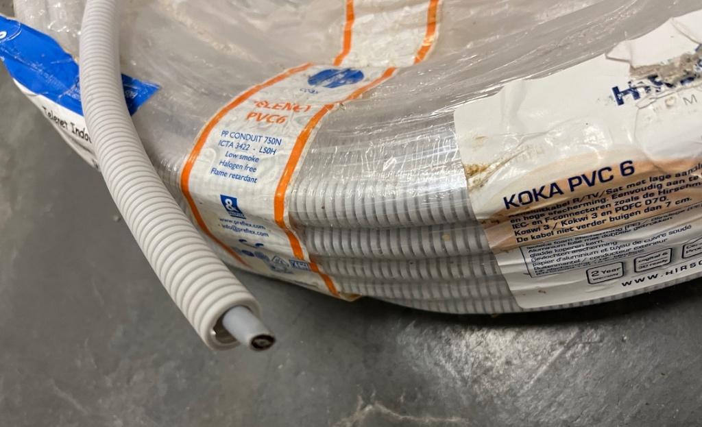 Preflex coax Telenet PVC6, 22 m lengte in geribbelde buis, Doe-het-zelf en Bouw, Elektriciteit en Kabels, Ophalen of Verzenden