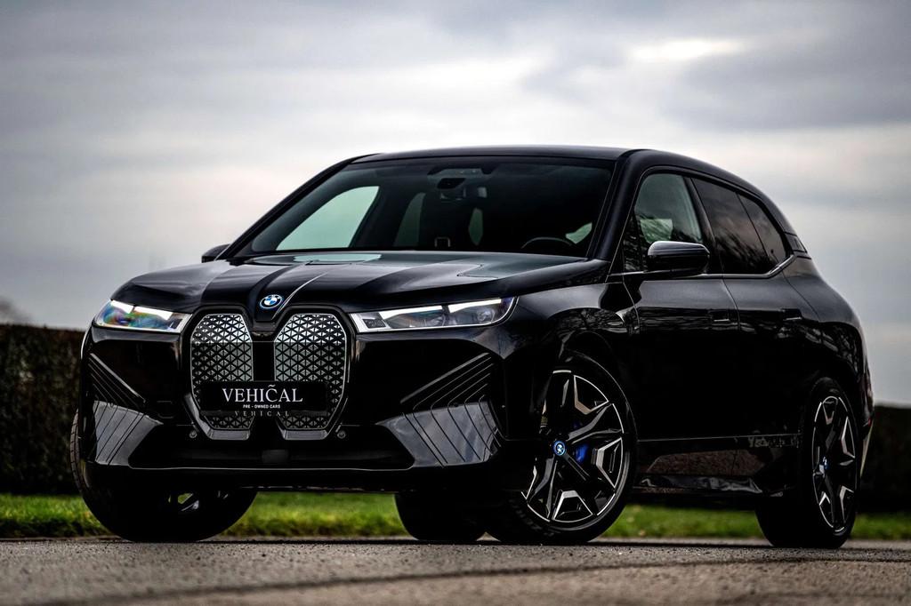 BMW iX xDrive40 M SPORT |PANO|MASSAGE|SOFTCLOSE|TREKHAAK|360, Automaat, Gebruikt, 326 pk, IX