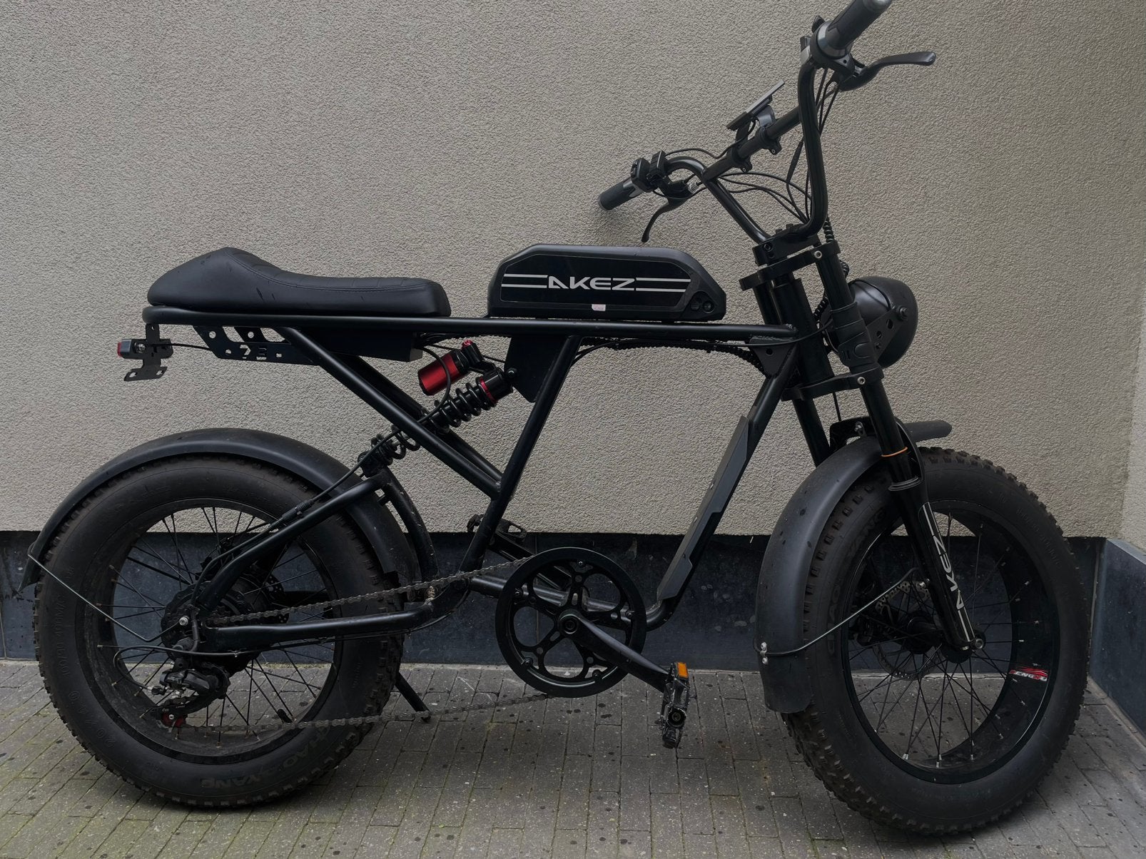 Fatbike électrique AKEZ S1 Full Black – 750W, Vélos & Vélomoteurs, Vélos électriques, Enlèvement, Utilisé, 30 à 50 km par batterie