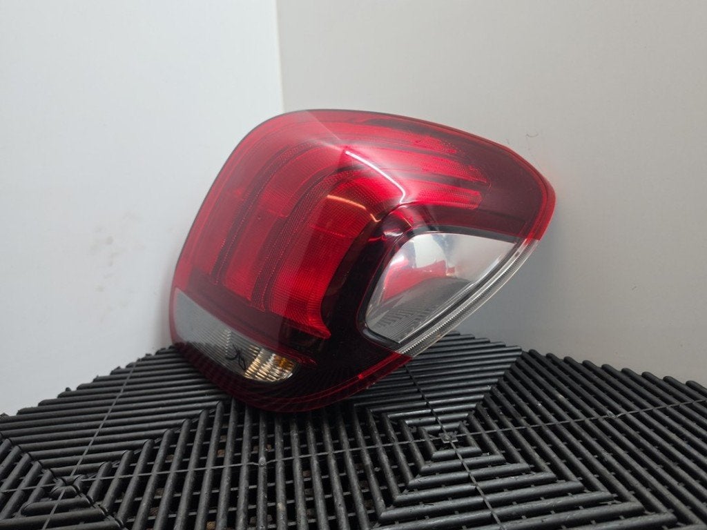 FEU ARRIÈRE DROIT Peugeot 108 (01-2014/-) (|B001031180|), Kontakt-peugeot@peugeot.com, Utilisé, Peugeot Deutschland GmbH, Bahnhofsplatz
65423  Rüsselsheim, DE