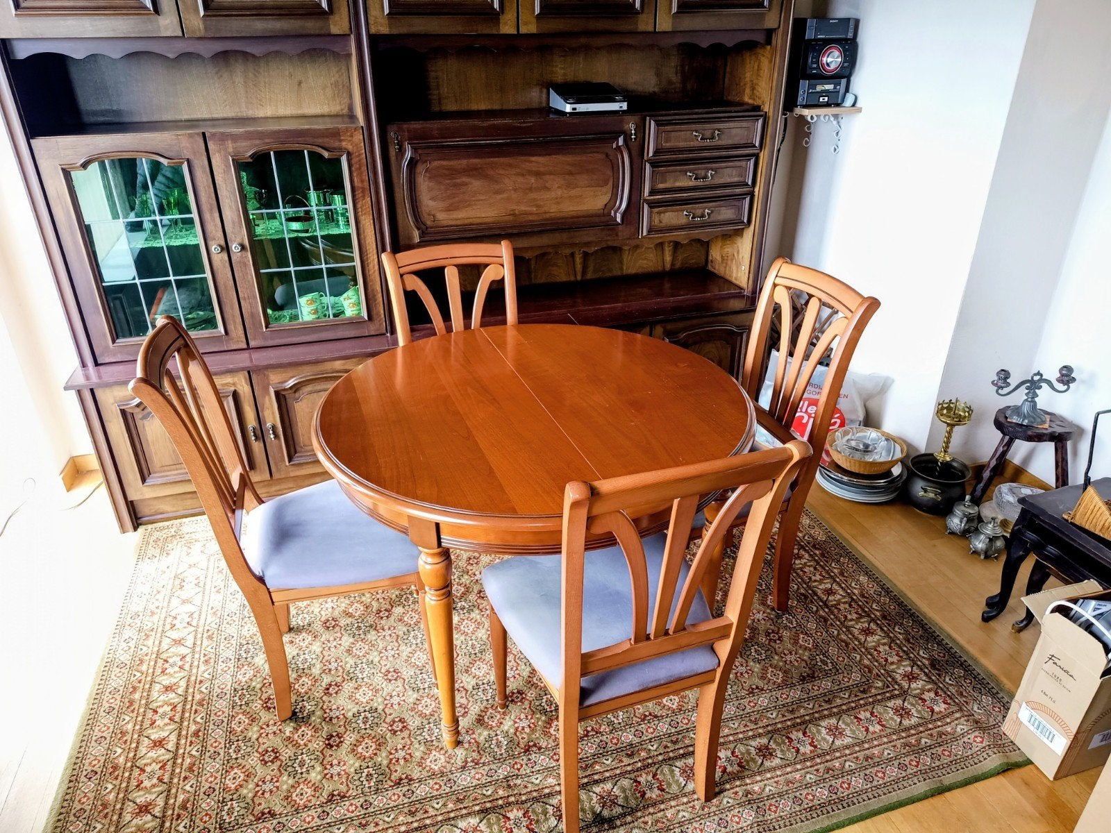 Table avec 4 chaises et armoire murale, Maison & Meubles, Enlèvement