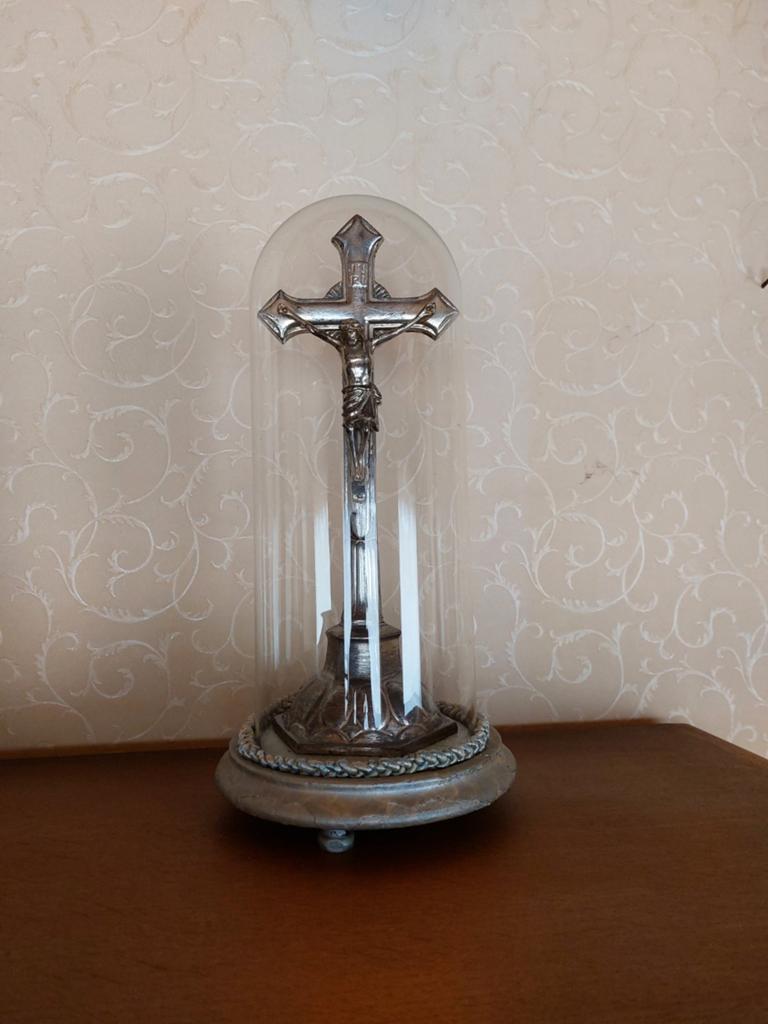 Crucifix en étain sous cloche, Enlèvement