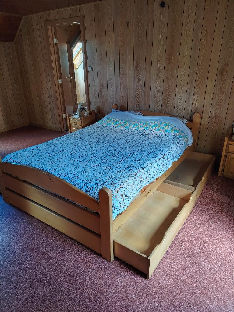 Handgemaakte kwaliteitsvolle slaapkamer kast + bed+tbh, Comme neuf, Brun, Enlèvement, 200 cm