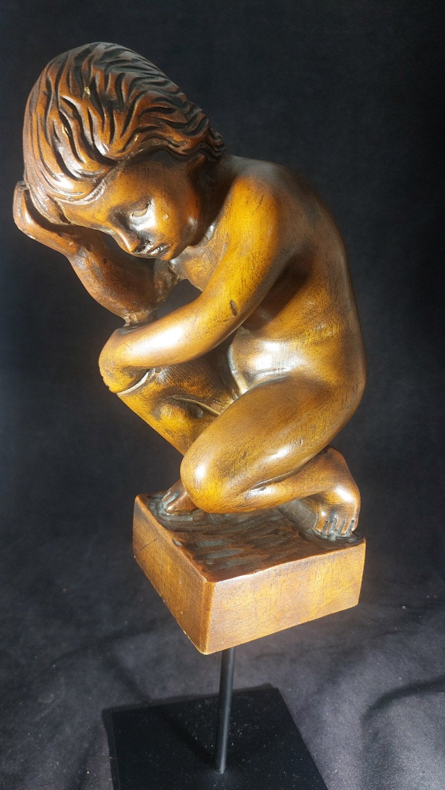 Houten Sculptuur – Zittend Naakt Kind / Putto Pensante, Antiek en Kunst, Ophalen of Verzenden, Klassiek, Hout, Beeld