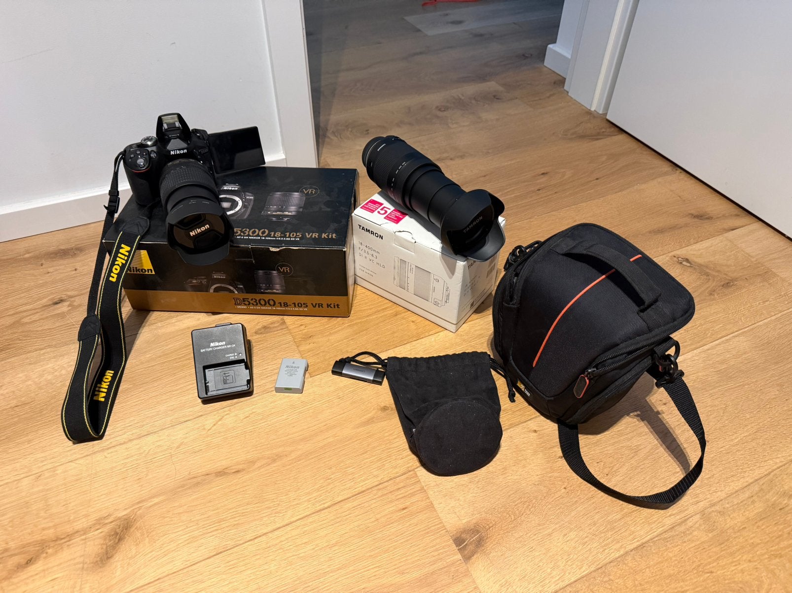 Nikon D5300 + 18/400 en 18/105 lens + accessoires, Ophalen, Zo goed als nieuw