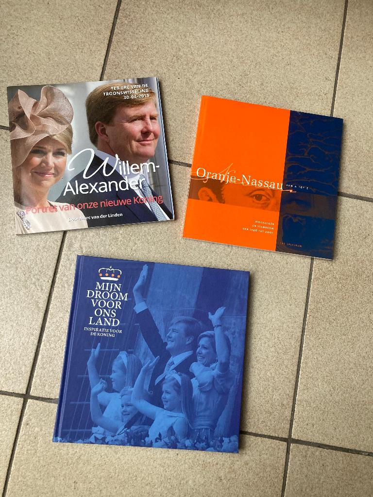 3 boeken Nederlands Koningshuis, Verzamelen, Koningshuis en Royalty, Ophalen of Verzenden, Tijdschrift of Boek