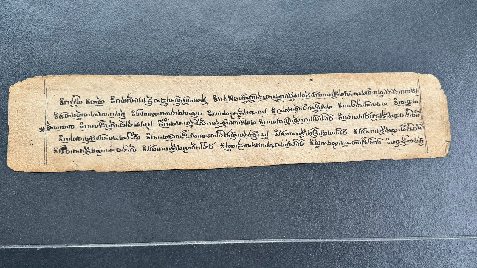 Ancien manuscrit tibétain bouddhiste – Feuillet Pecha, Ophalen