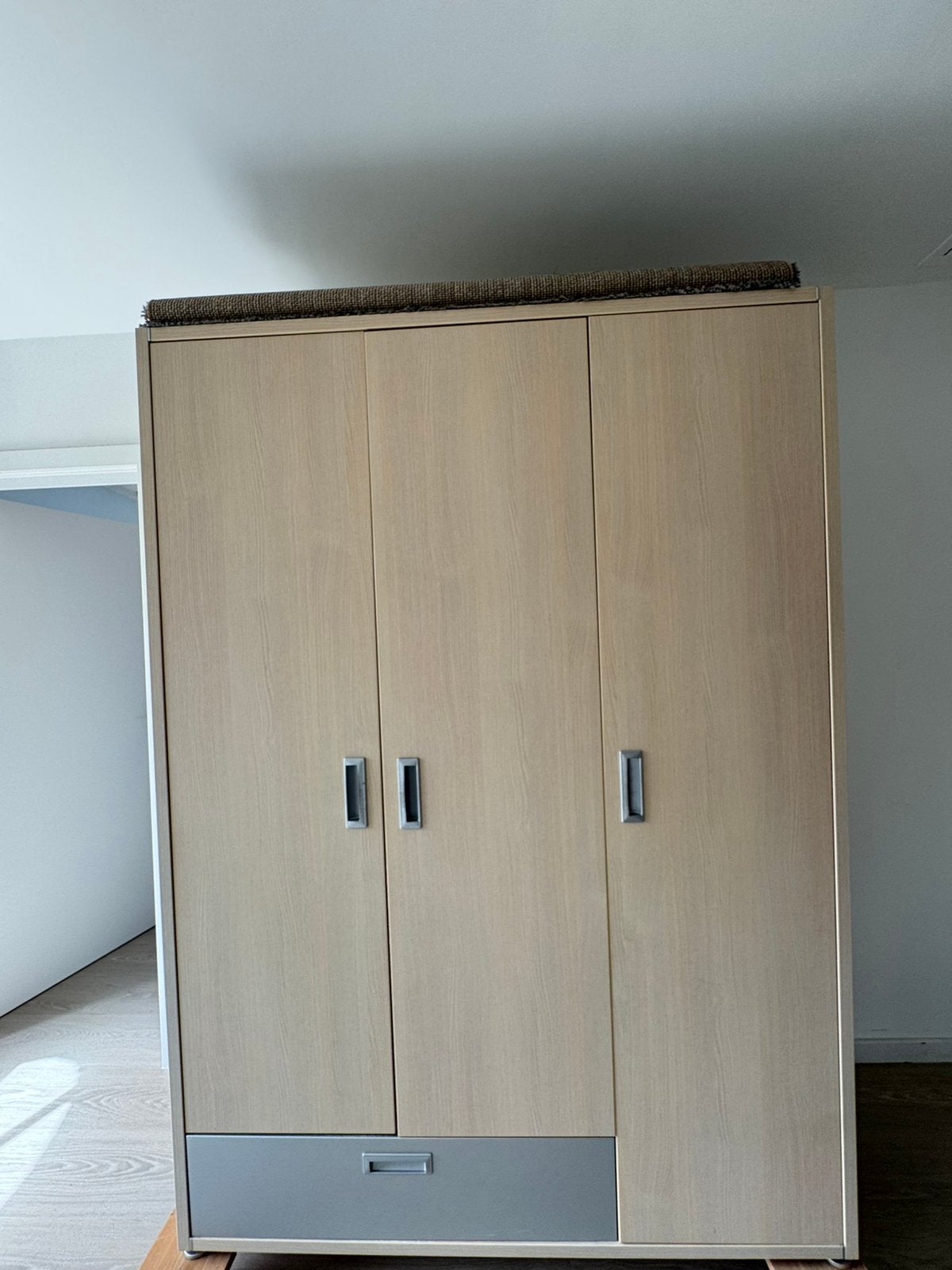 Kleerkast licht hout, Huis en Inrichting, Ophalen, Gebruikt, 100 tot 150 cm, Met lade(s)