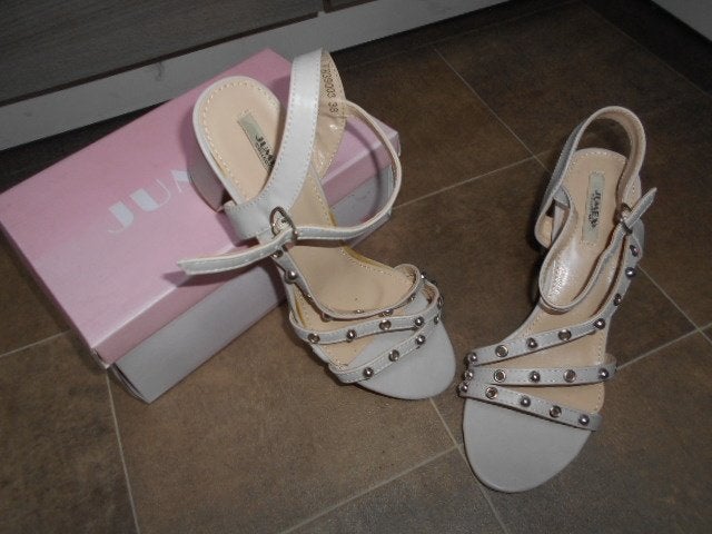 Nieuwe beige sandalen met studs / Maat 38, Kleding | Dames, Ophalen of Verzenden, Nieuw, Beige