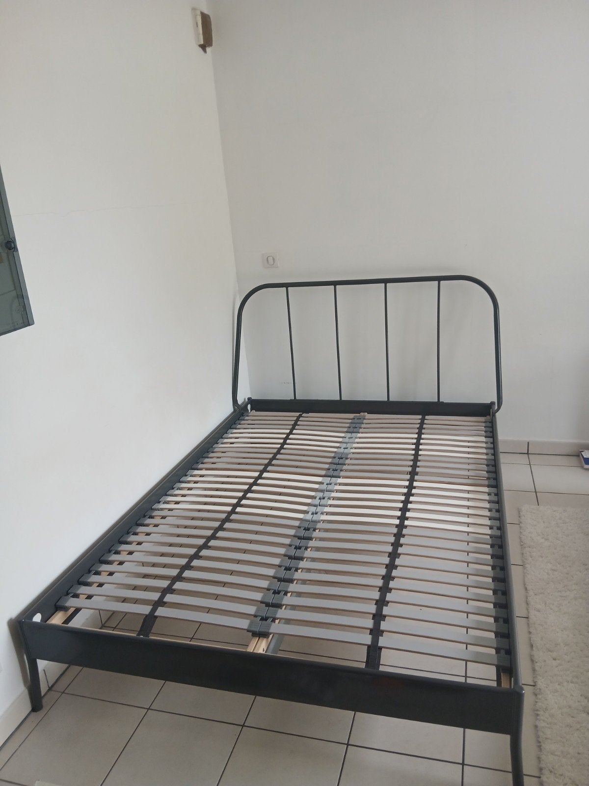 Dernier prix Lit ikea 140x200 et sommier, Maison & Meubles, Chambre à coucher | Lits, Gris