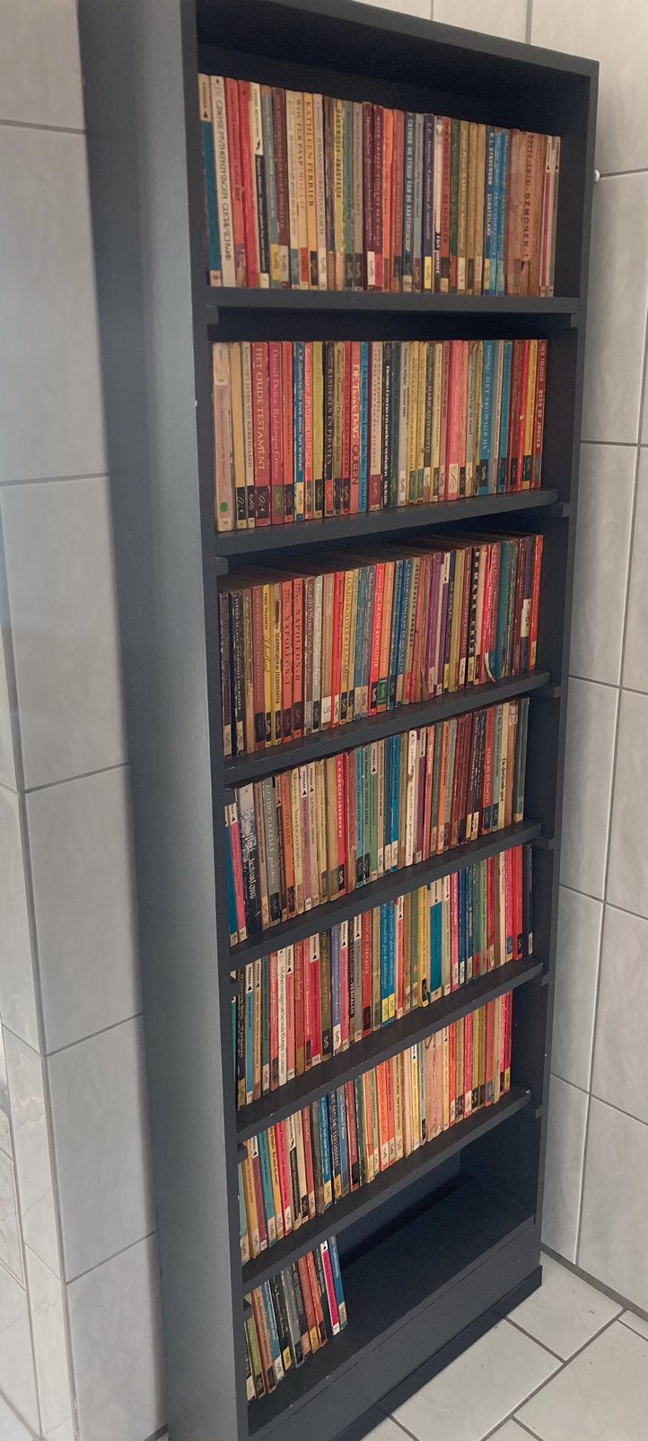 Lot vintage Prisma pockets in houten kastje, Boeken, Ophalen, Gelezen, Verschillende onderwerpen